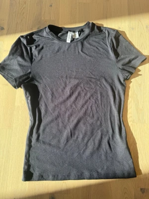 Svart T-shirt  - Svart T-shirt i mjukt bommullsmaterial. Perfekt som basplagg