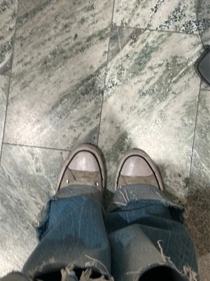 Turkos skor - Säljer ett par turkos tygskor med klassisk låg profil och vit gummisula. Skorna har metallöljetter för snörning och en enkel, stilren design som passar till många olika outfits.