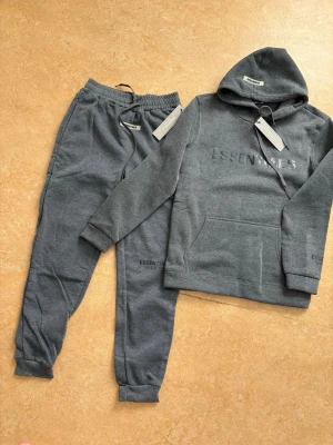 Essentials tracksuit - Size S (UNISEX) priset kan diskuteras 💖