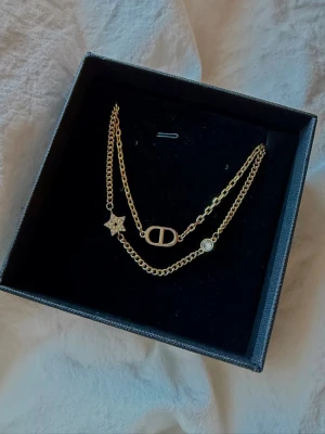 Armband  - Fint armband i guldfärg med två kedjor, köptes i Spanien på en marknad 💓 färgen är lite sliten som man ser på bilderna men det är inget som syns vid användning. Fint skick annars! Köptes för ca 50€. Pris kan gå ner vid snabb affär !!