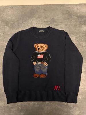 Mörkblå stickad tröja Polo Bear - Mörkblå stickad tröja från Polo Ralph Lauren.