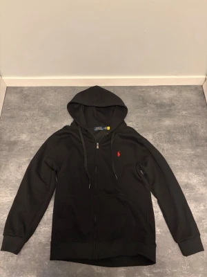 Svart hoodie från Polo Ralph Lauren - Svart zip hoodie från polo Ralph lauren.