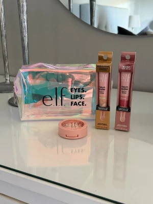 Sminkset med necessär från elf - Säljer ett kit med produkter och en necessär från elf. Allting är helt nytt och aldrig använt. Setet består av en blush beauty wand i nyansen pink-me-up, en highlighter beauty wand i nyansen champagne och en av elfs nyaste släpp som är en puder highlighter i deras halo glow kollektion i nyansen soft pearl era. Till detta får man en necessär som rymmer väldigt mycket❤️ nypris cirka 450 kr