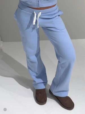 Ljusblå mjukisbyxor med dragsko strl Xxs  - Superbekväma ljusblå mjukisbyxor med raka ben och vit dragsko i midjan. Perfekta för en chill look och tillverkade i mjukt material som känns skönt mot huden. Enkel design som passar till allt.