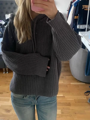 Grå stickad hoodie  - Mysig grå stickad hoodie från Pull&Bear med luva. Pris kan diskuteras 