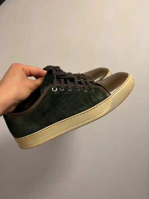 Mörkgröna Lanvin captoe sneakers - Snygga lanvins med mörkgrön mocka. Skorna i helhet i bra skick ✅ 