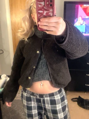 Utekofta  - Fin jack-kofta man kan ha till hösten och våren❣️nyköpt men använder knappt. Guldiga knappar  