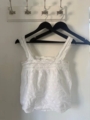 Vit linnetopp från Neo Noir - Superfin vit linnetopp från Neo Noir med breda axelband. 