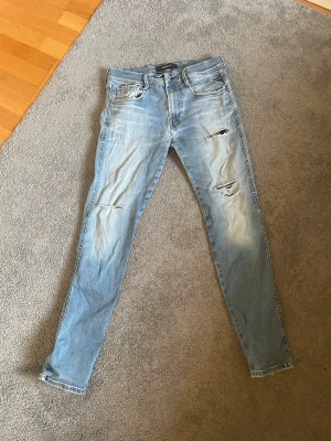 Replay hyperflex jeans  - Säljer dessa ritkigt feta replay jeans hyperflex i storlek 32/32 med de fetaste slitningarna du kommer se och skön tvätt, de ser lite tråkiga ut nu för inte använt de på ett tag men lite slim fit men passar till allt, hör av er vid funderingar 