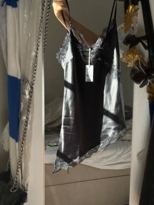 Osymmetriskt spets linne - Helt ny från Gina, aldrig ens testat den på och lappen är kvar