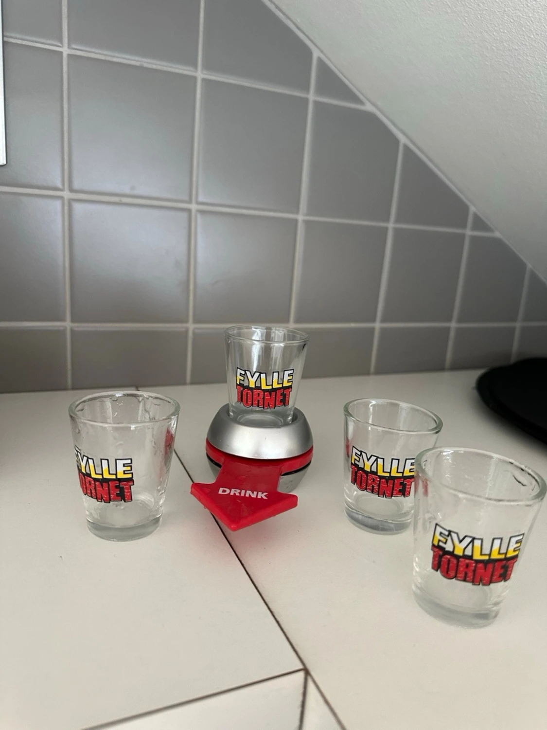 Fylletornet drickspel med glas - 2