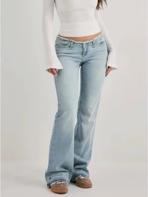 No waist bootcut jeans - Nelly - Pris kan diskuteras! Säljer ett par ljusblå bootcut jeans med låg midja från Nelly. De har fransiga kanter i midja och benslut. Jeansen har klassisk femficksdesign och är tillverkade i denim med mycket stretch. Jeansen är i storlek 32 och kostar 600kr nypris på Nelly men jag säljer för 400kr. Använda 2 gånger men säljer pågrund av att de är försmå. 