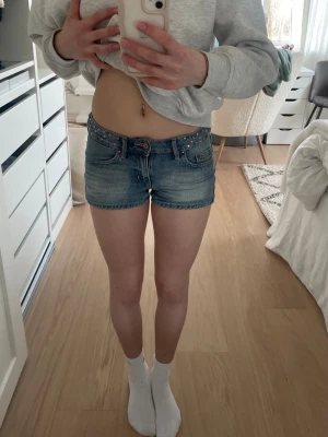 Jeans shorts med studs - Jätte snygga Jeans shorts med studs, jätte fin till sommaren! Skulle säga att de är I storlek xxs-s beroende på hur man vill att de ska sitta. Jag är ungefär 167 cm och de sitter kanske lite litet på mig