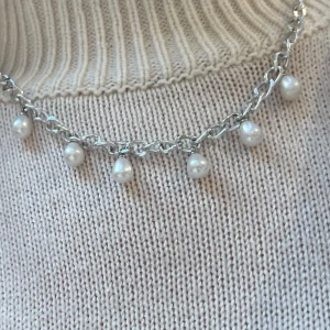 Halsband med pärlor  - Kedje halsband med pärlor ❣️