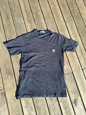 Svart t-shirt från Stone Island - •Stone Island t-shirt• Stl-156/12•Aldrig använd, hittades i garderoben• Billigare vid snabb affär•
