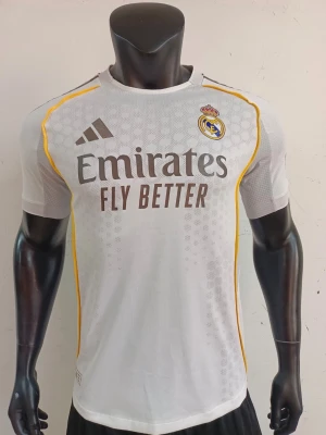 Real Madrid matchtröja Adidas vit - Snygg vit Real Madrid matchtröja från Adidas med gula detaljer längs sidorna. Tröjan har klubbmärke och Adidas-logga på bröstet samt Emirates Fly Better-tryck. Tillverkad i lätt och ventilerande material, perfekt för fotboll eller träning.