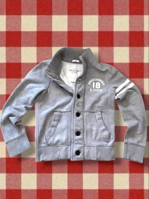 Grå Abercrombie & Fitch cardigan - Sjukt snygg A&F cardigan som är perfekt för kyligare dagar, just denna cardigan är mycket eftertraktad. Knappt använd, inga defekter                  Skriv vid frågor💯