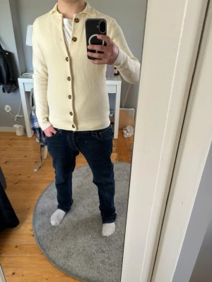 Cardigan från John Henric - Ass fett cardigan från John Henric i storlek s perfekt till våren. Om du har frågor tveka inte fråga😀