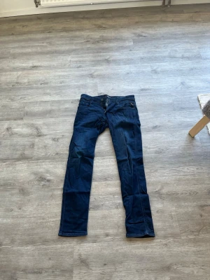 Replay Jeans - Snygga mörkblå jeans med rak passform från Replay. Perfekta för en stilren och enkel look. Storlek W30 o L32. Priset går att diskutera!