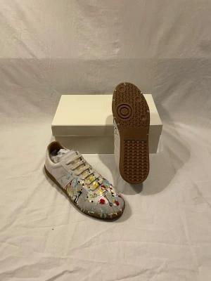 Maison Margiela GATS Paint Spatter - Otroligt unika och feta Margiela Gats! Riktigt snyggt nu till den kommande sommarn och nu under våren! Strl: 43. Helt oanvända. Priset är diskuterbart. Skriv vid minsta lilla fundering!😆