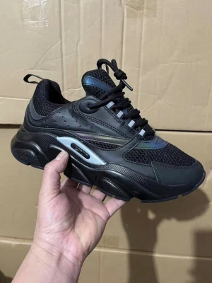 Svarta chunky sneakers med meshdetaljer - Säljer ett par svarta chunky sneakers med coola meshpaneler och syntetiska detaljer. Skorna har en rejäl sula, svarta skosnören och silverfärgade inslag vid sidan. Perfekta för dig som gillar streetwear och vill ha en modern look.