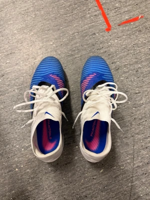 Nike Phantom FG storlek 43  blå/vita fotbollsskor - Säljer ett par Nike Phantom 6 Elite FG, använda 1 träning. Orginal skolåda och påse ingår