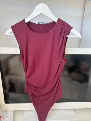 Vinröd body - Vinröd body från Zara storlek S helt oanvänd med prislapp kvar❤️