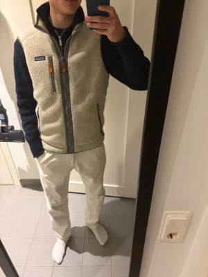 Patagonia väst - Säljer en beige Patagonia väst, köpt i Italien i deras egna butik därav äkta. Skulle säga väldigt bra skick och passar utmärkt till våren/sommaren. Skriv gärna vid intresse!