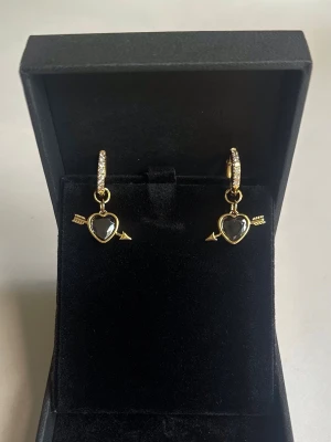 Heart earrings  - Örhängena är aldrig använda och 100 % rost- och nickelfria. Hör gärna av dig om du har några frågor ☺️