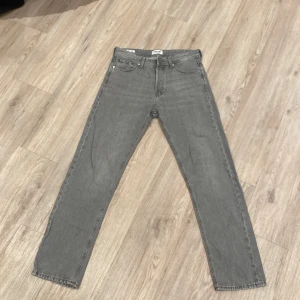 Grå jeans från Jack & Jones - Snygga grå jeans från Jack & Jones som är i bra skick. Sköna att ha på sig .