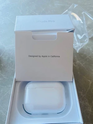 Apple AirPods Pro 3 - 2025  - Hej! Säljer sprillans nya AirPods Pro 3 – aldrig använda, bara öppnade för fotografering. Kvitto ingår!   2025