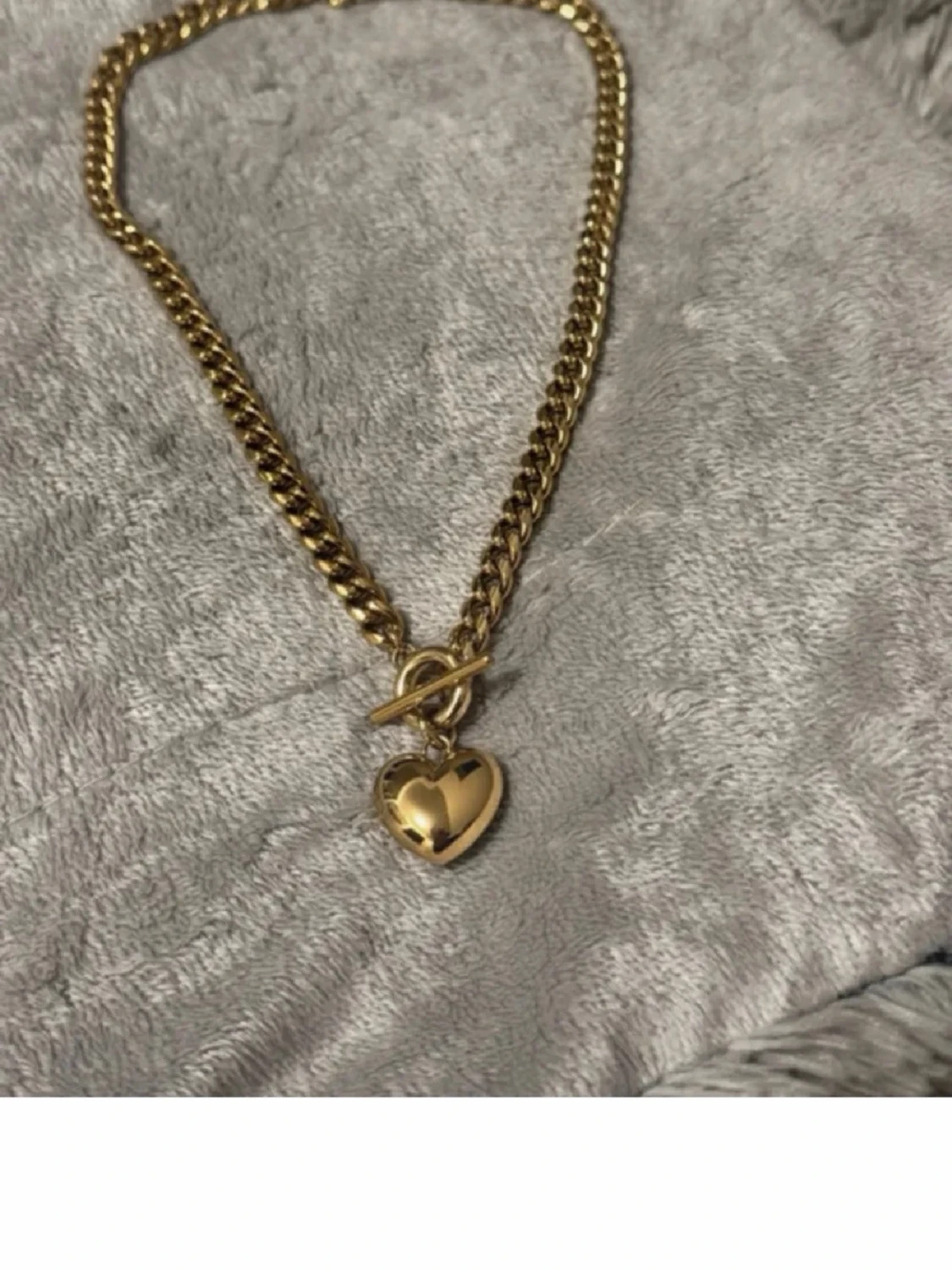 Guldfärgat halsband med hjärtberlock