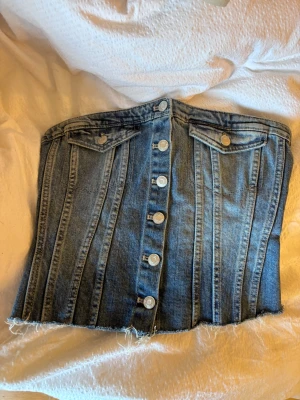 Jeans topp från Zara - Säljer denna jätte fina jeans toppen från Zara, är i storlek M. Använd två gånger så är i jätte fint skick!