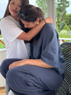 Mörkblå linnebyxor med resårmidja - Säljer ett par mörkblå linnebyxor med avslappnad och loose fit. Byxorna har resår i midjan för extra bekvämlighet och är tillverkade i ett luftigt material som passar perfekt för varma dagar. Enkel och stilren design.