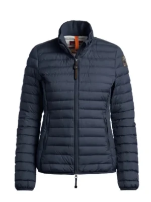 Mörkblå pufferjacka från Parajumpers - Äkta jacka från Parajumpers som har hög krage och quiltad design. Jackan har dragkedja framtill, två sidofickor och en patch med logga på ärmen. Perfekt för kalla dagar och riktigt skön passform. Materialet är lätt och isolerande.