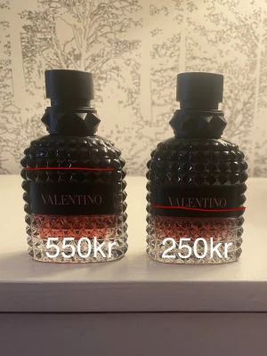 Valentino Uomo Born In Roma Intense EDP - Har tröttnat på och säljer därför mina Valentino Uomo Born In Roma Intense. Båda är 50ml flaskor. Lite mer än 40ml i den stora och runt 20 i den lilla. Säljer för 550kr och 250kr eller 750kr för båda Öppen för förslag så skriv gärna vid frågor eller liknande. Perfekt att använda året om!