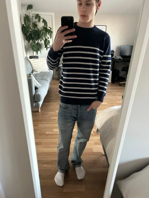 Randig törja - Säljer en stickad randig tröja. Vet ej märke (fick i present) Bra skick, sitter som en XS