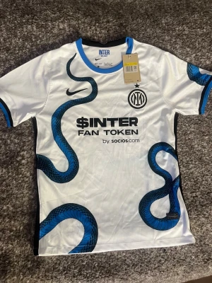Inter Milan Snake Jersey - Helt ny & Oanvänd ✔️, Kommer med tags 🏷, Storlek S ✔️, Skickas inom 1 dag 🚀, kontakta gärna för mer info ☺️