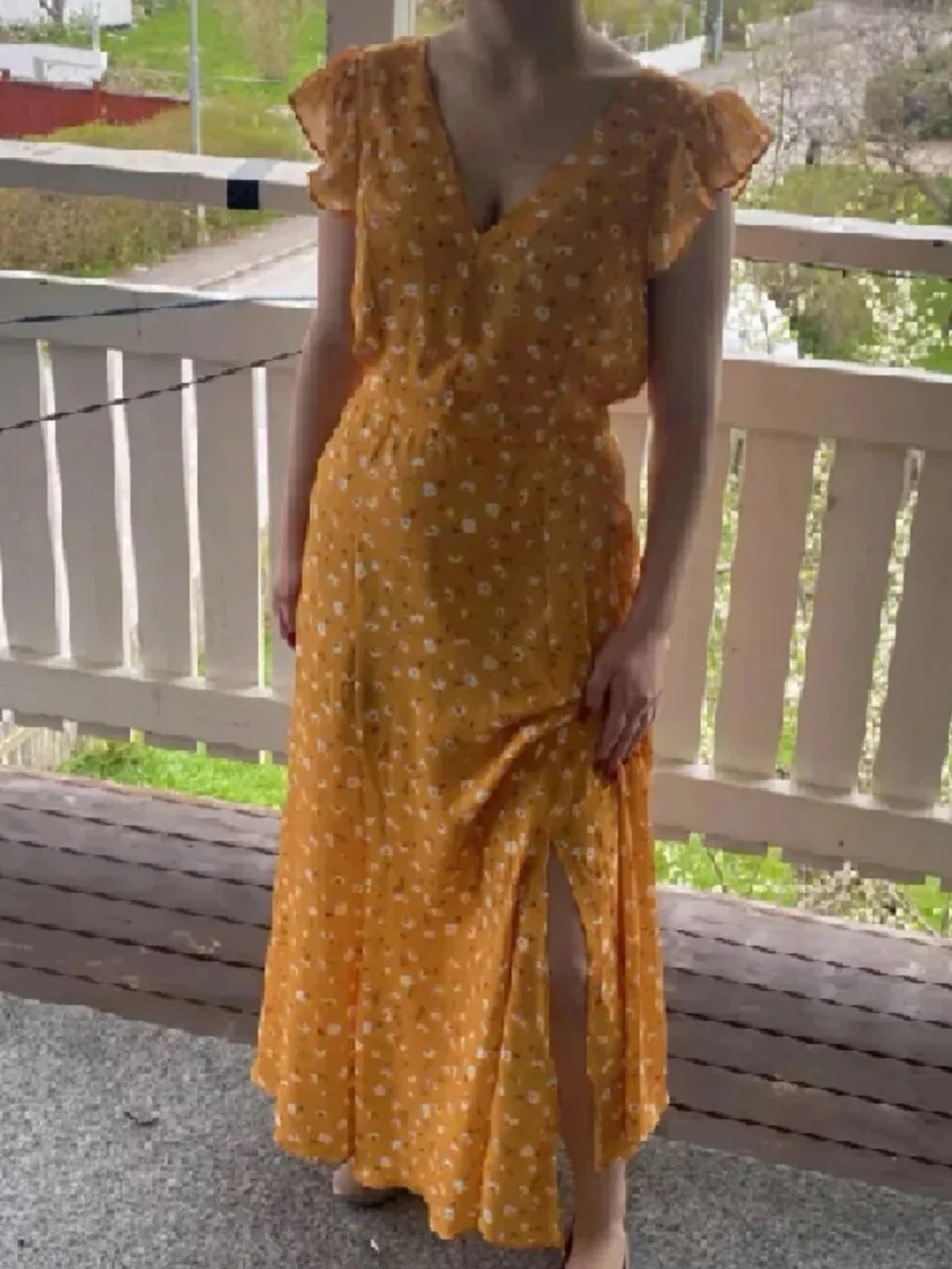 Gul blommig långklänning med slits - 1