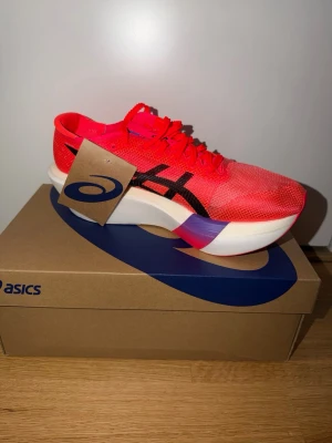Asics - löparskor  - Asics - löparskor  Metaspeed Sky Tokyo  Storlek 42.5  Ej använda, cond 10/10 Nypris 3.000:-  Mitt pris 2.499:-