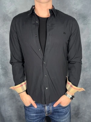 Burberry skjorta - Storlek: S || Skick: Mycket bra|| Nypris: Ca 5000kr || Följ för liknande produkter 🌊🍾