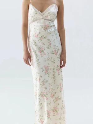 Vit långklänning med blommigt mönster - Säljer denna super fina klänningen från Gina Tricot  som bara används en gång!💗