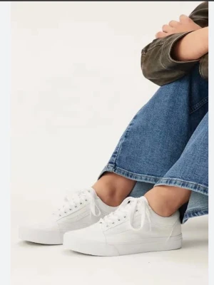 Vita Vans Old Skool sneakers - Fina och sparsamt använda Vans. Lite gult på innesulorna. 