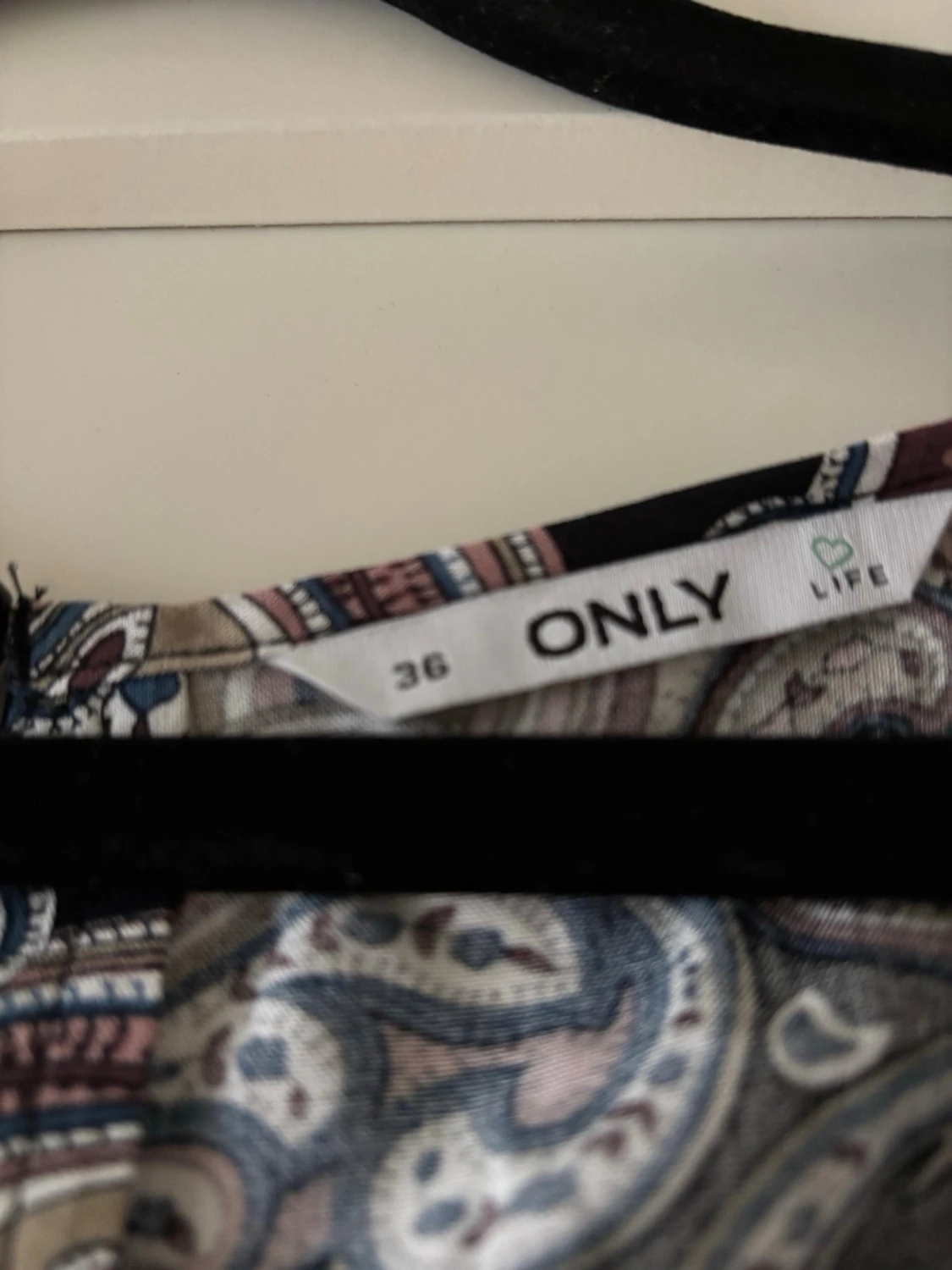 Mönstrad blus med paisley och blommor - 2