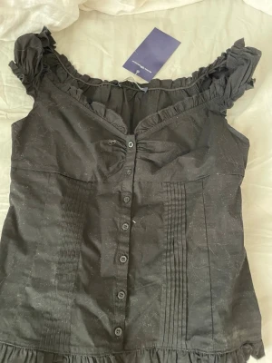 Svart topp  - HELT NY! Supersöt svart topp från Brandy melville❤️ Minsta storleken och inte använd bara vid prövning!❤️ Pris kan diskuteras 💕