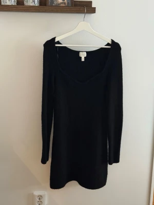 Stickad klänning  - Superfin stickad klänning, använd en gång så toppenskick!