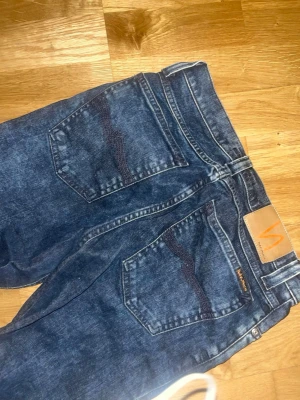 Mörkblå jeans från Nudie Jeans - W31 L32  raka super fina .gratis frakt. Bra skick aldrig använt