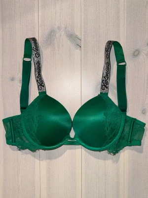 Grön Victoria secret glitter push up bh  - Superfin. Cirka 65cm i midjeomkrets, däremot är bandet väldigt stretchigt! I så gott som nytt skick. Knappt använd. 