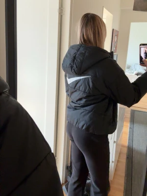 Nike jacka  - Svart Nike jacka strl M på den men passar S med. Passar som vår, höst och vinterjacka. 