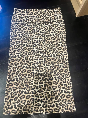 Leopardmönstrad långkjol🐆 - Cool långkjol med leopardmönster i beige, brunt och svart. Kjolen har rak passform och är tillverkad i ett mjukt och stretchigt material som känns bekvämt. Kjolen är från Lindex och är i storlek 134/140. Den är så snygg men är för liten för mig, den är low Rise och flowd over Perfekt för dig som vill sticka ut med en trendig look.🫶 skriv gärna vid vilka frågor som hälst😊